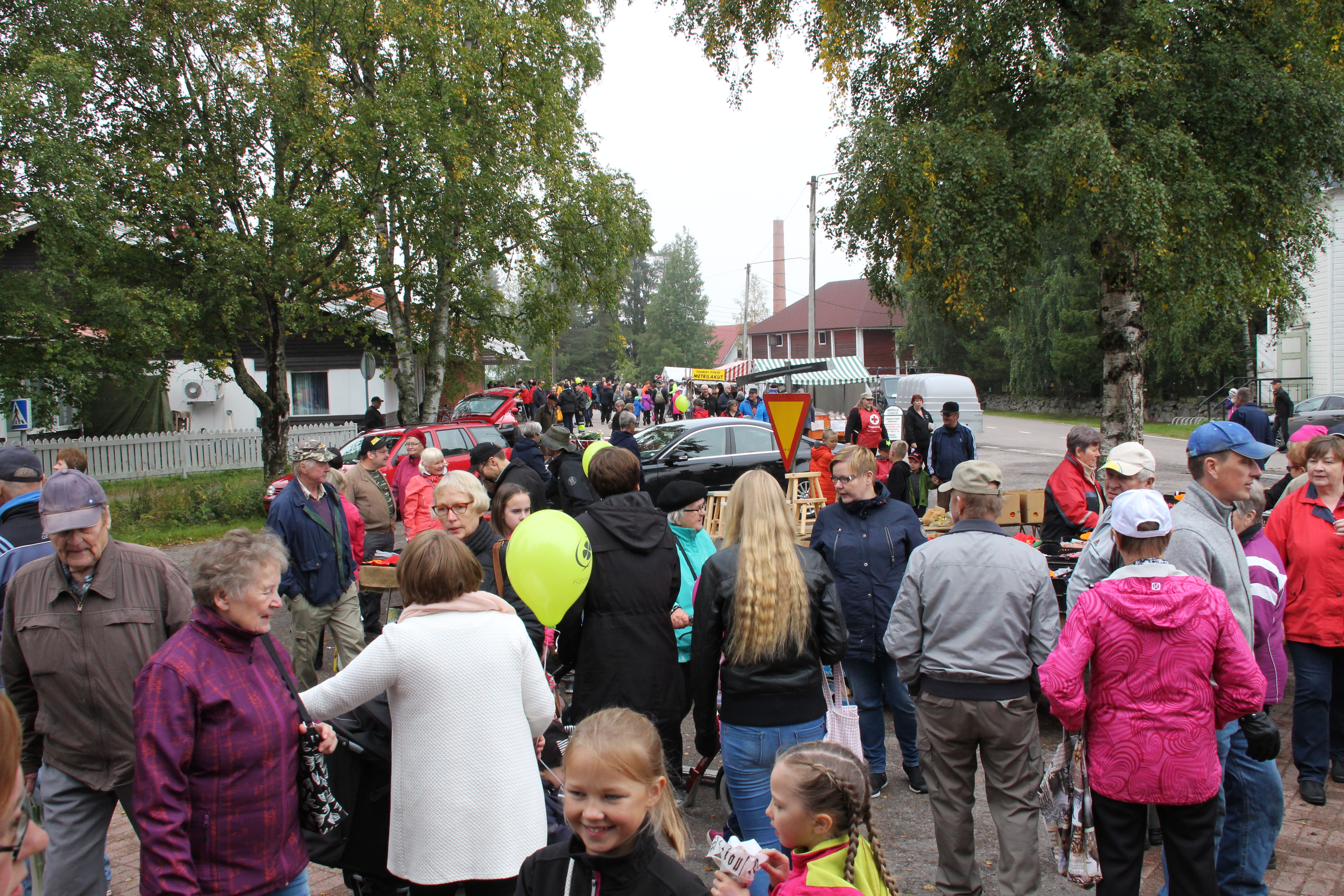 Paavolan keskustan raitti oli taas täynnä markkinaväkeä. Kuvat Kirsi Junttila
