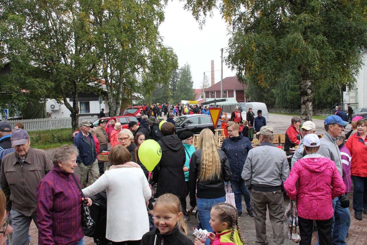 Paavolan keskustan raitti oli taas täynnä markkinaväkeä. Kuvat Kirsi Junttila