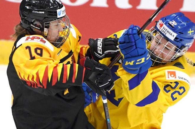 Saksan Kerstin Spielberger (vas.) pysäytti Ruotsin Lina Ljungblomin. KUVA: JUSSI NUKARI / LEHTIKUVA