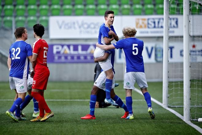 Filip Hiekkanen (ilmassa) teki VIFK:lle kaksi maalia lauantaina kakkosen päätöskierroksen ottelussa. Ville Huuhka (numero 5) teki VIFK:lle tärkeän 3–1-osuman. KUVA: TOMI KOSONEN