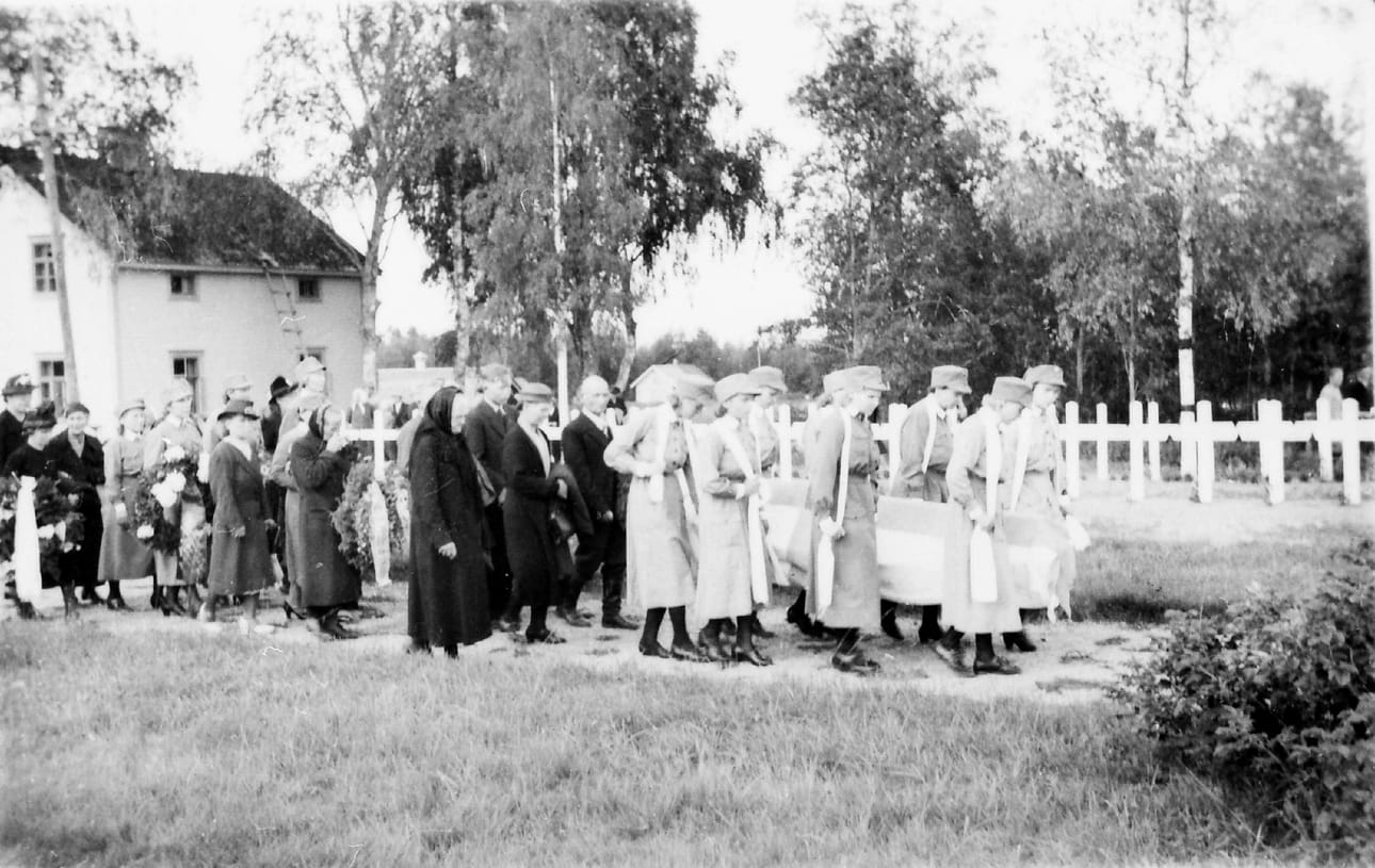 Pauliina Ylitalo kerää kerää sankarivainajanaisista elämäkertatietoa ja hautajaiskuvia. Kuvassa lottasisaret kantoivat Salme Savinaisen sankarihautaan Ilomatsissa 11.8.1942. Savinainen oli kuollessaan 21-vuotias.