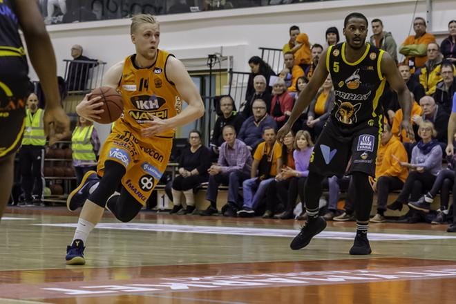 Karhu Basketin Okko Järvi (vas.) ja kumppanit onnistuivat lauantaina hyökkäyspelissä. Korihaiden pelaajistosta kuvassa oikealla Brandon Conley. KUVA: ERKKI HAUTAVIITA