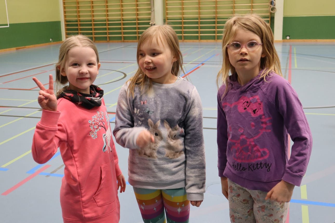 Enni Haapala, Elli-Lumina Kojonen ja Lilja Kuhalampi tykkäävät hippaleikeistä, kuten banaanihipasta, jossa kiinnijäänyt nostaa kädet ilmaan.