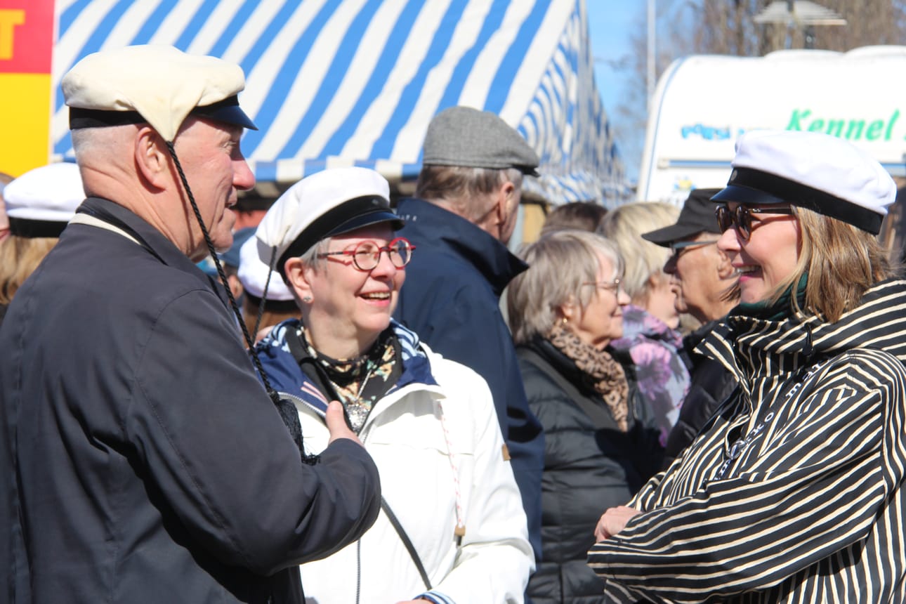 Matti ja Anne Karhula puhuttelemassa kansanedustaja Hanna-Leena Mattilaa (oik.) Oulaisten vapputapahtumassa.