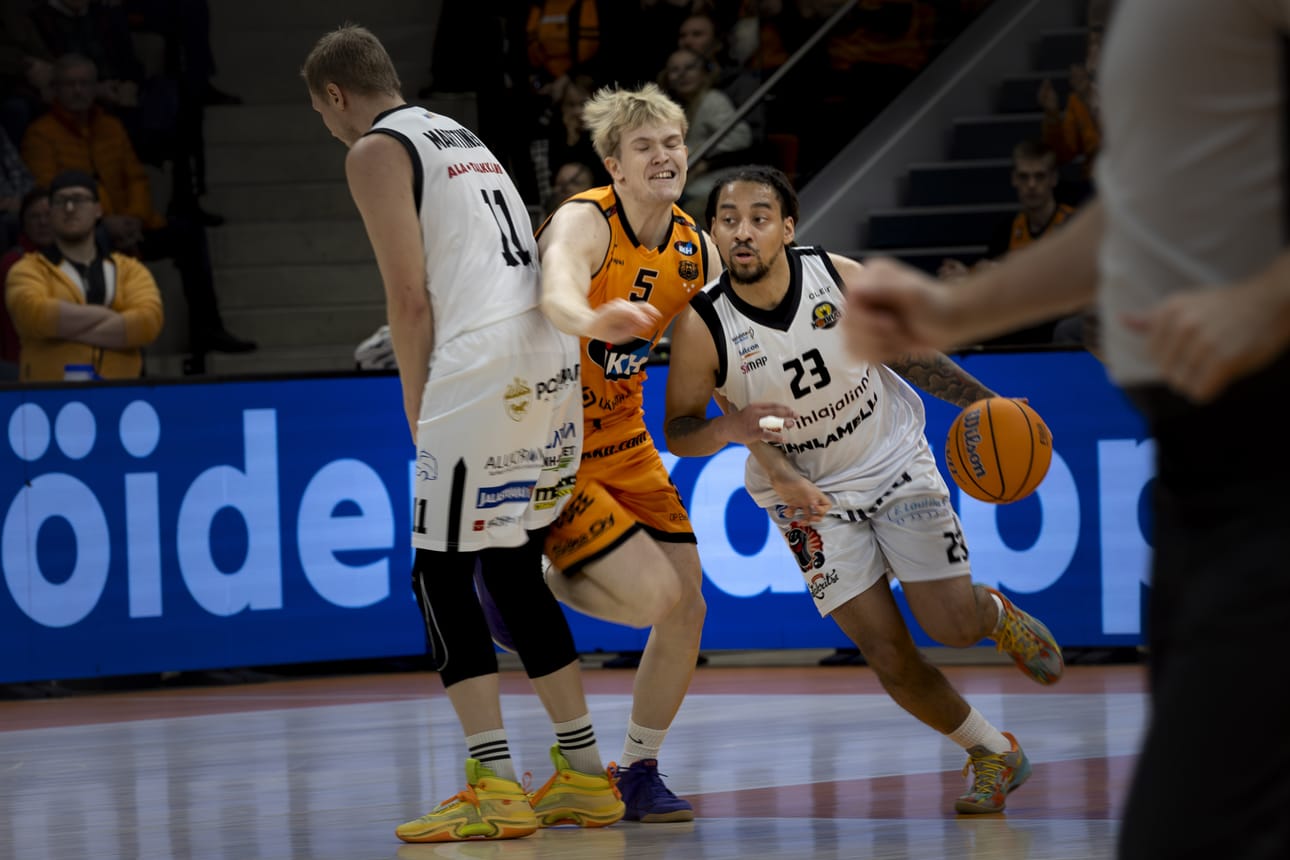 Jaquan Carlos (oikealla) edusti Lapuan Kobria 17 ottelun ajan. Hänen uransa jatkuu Puolassa. Arkistokuva.