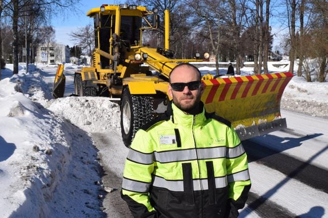 Alerten työnjohtaja Nicklas Gustafsson toivoo, että ihmiset suhtautuisivat lumitöihin rauhallisesti. KUVAT: TAPIO LEHTINEN