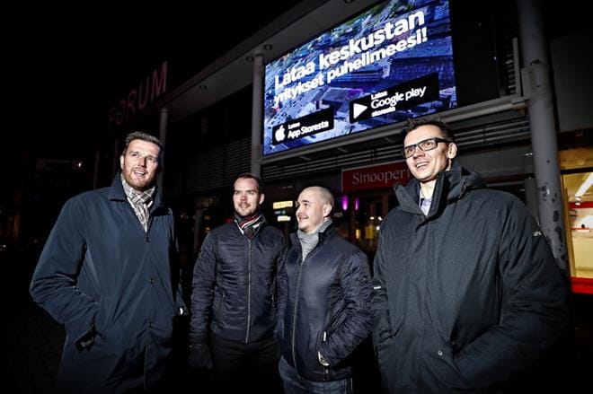Liiketoimintajohtajat Jarno Puutio I-Medioista (vas), Sami-Petteri Kivimäki sekä talousjohtaja Heikki Leppänen W-Media-Managementista sekä myyntijohtaja Timo Ranta I-Medioista tekivät maanantaina kauppaa digitaalisesta mainonnasta.KUVA: TOMI KOSONEN