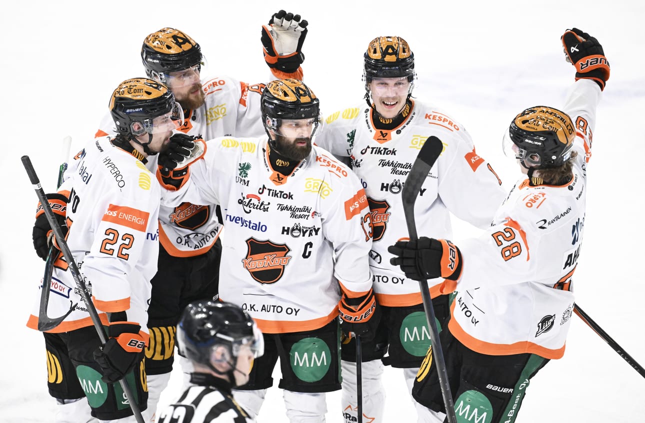 KooKoon Ari Gröndahlilta (toinen oikealta) jäi väliin kauden aikana vain neljä ottelua, mutta yksi niistä oli ratkaiseva SM-finaali.