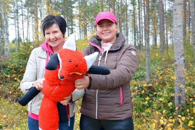 Alavuden Ratsastajat juhlii kolmekymppisiään. Irma Jokela ja Hillevi Åttman toivottavat katsojat tervetulleeksi seuraamaan perinteistä kettujahtia sunnuntaina Murronnevalle. KUVA: MIINA HAKALA