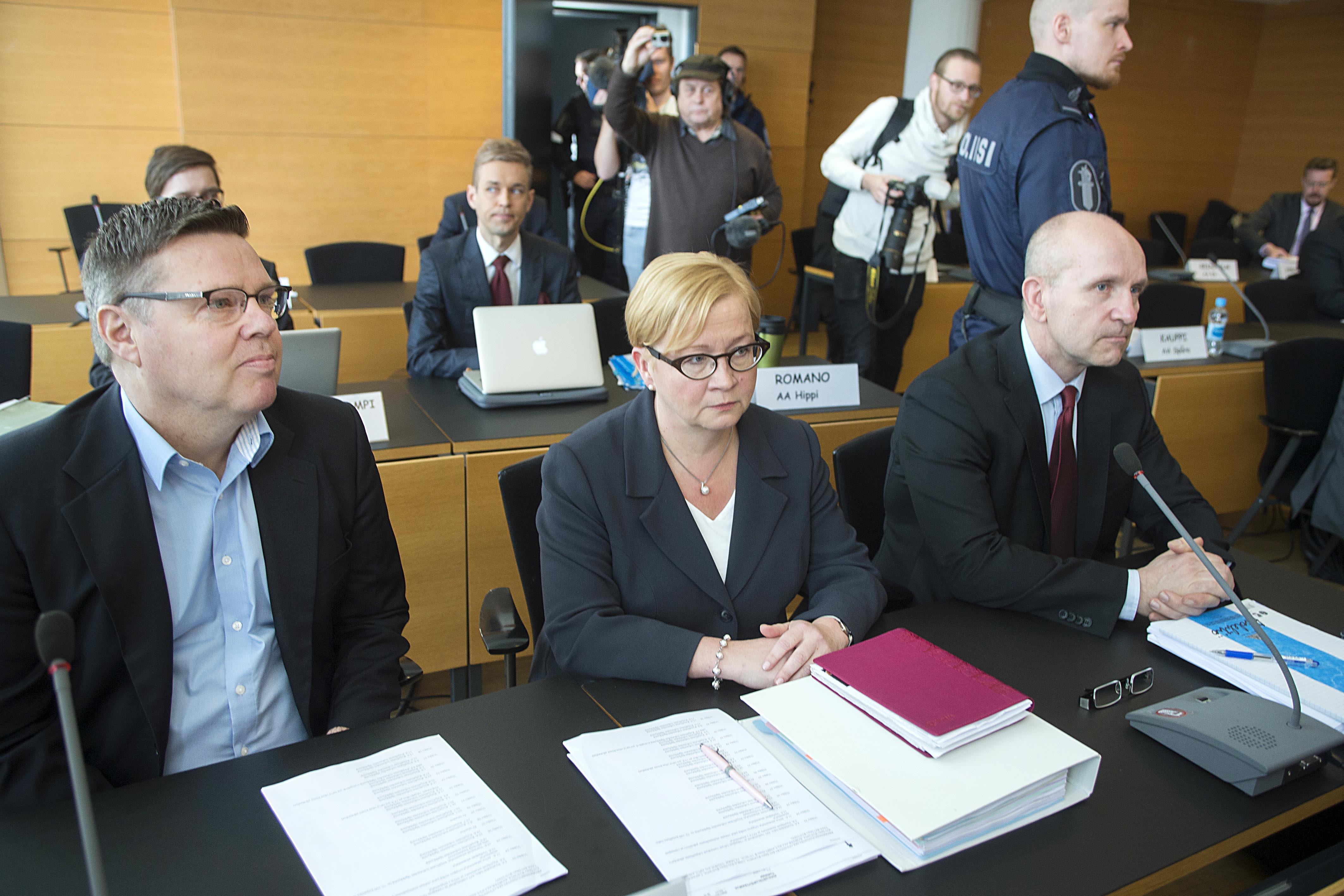 Helsingin huumepoliisin entistä päällikköä Jari Aarniota (vas.) syytetään useista törkeitä huumausainerikoksista. Keskellä asianajaja Riitta Leppiniemi. Arkistokuva.