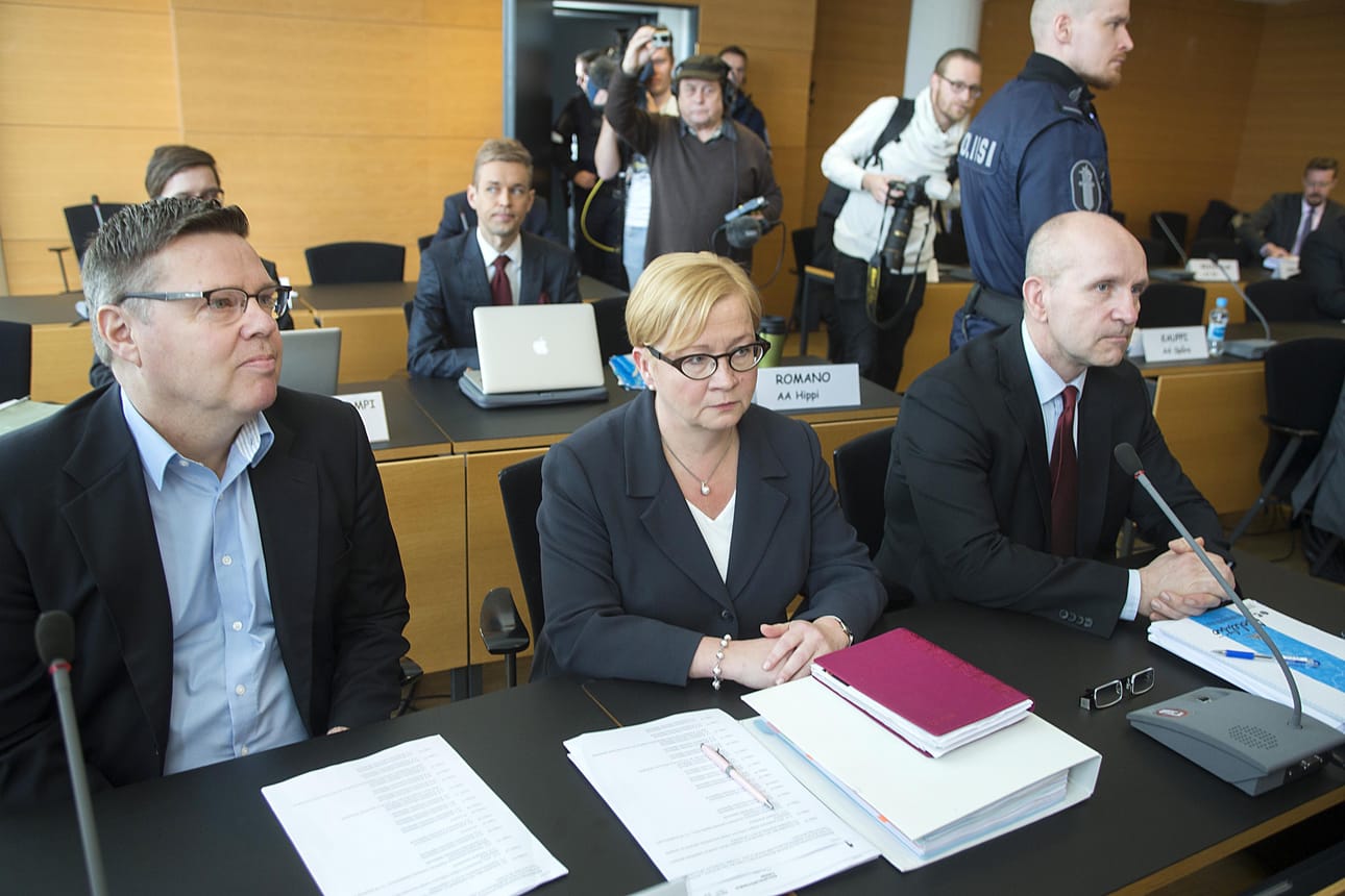 Helsingin huumepoliisin entistä päällikköä Jari Aarniota (vas.) syytetään useista törkeitä huumausainerikoksista. Keskellä asianajaja Riitta Leppiniemi. Arkistokuva.