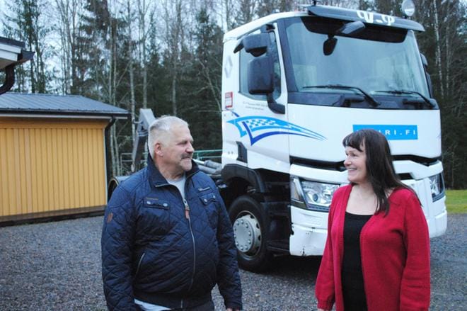 Veli-Pekka ja Marja-Liisa Rissanen kertoivat ottavansa palkinnon vastaan kiitollisina siitä, että ovat saaneet yrityksiä pitkään palvella. KUVA: EEVA-LIISA KULJU
