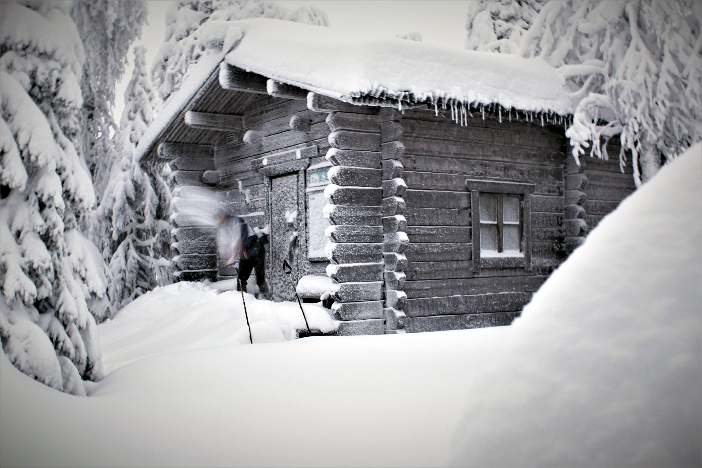 Syötteen kansallispuistossa Kumpu-Raatevaarassa on lunta lapioida asti. Tapaninpäivän epävirallinen mittaus näytti 70-80 cm lukemia.