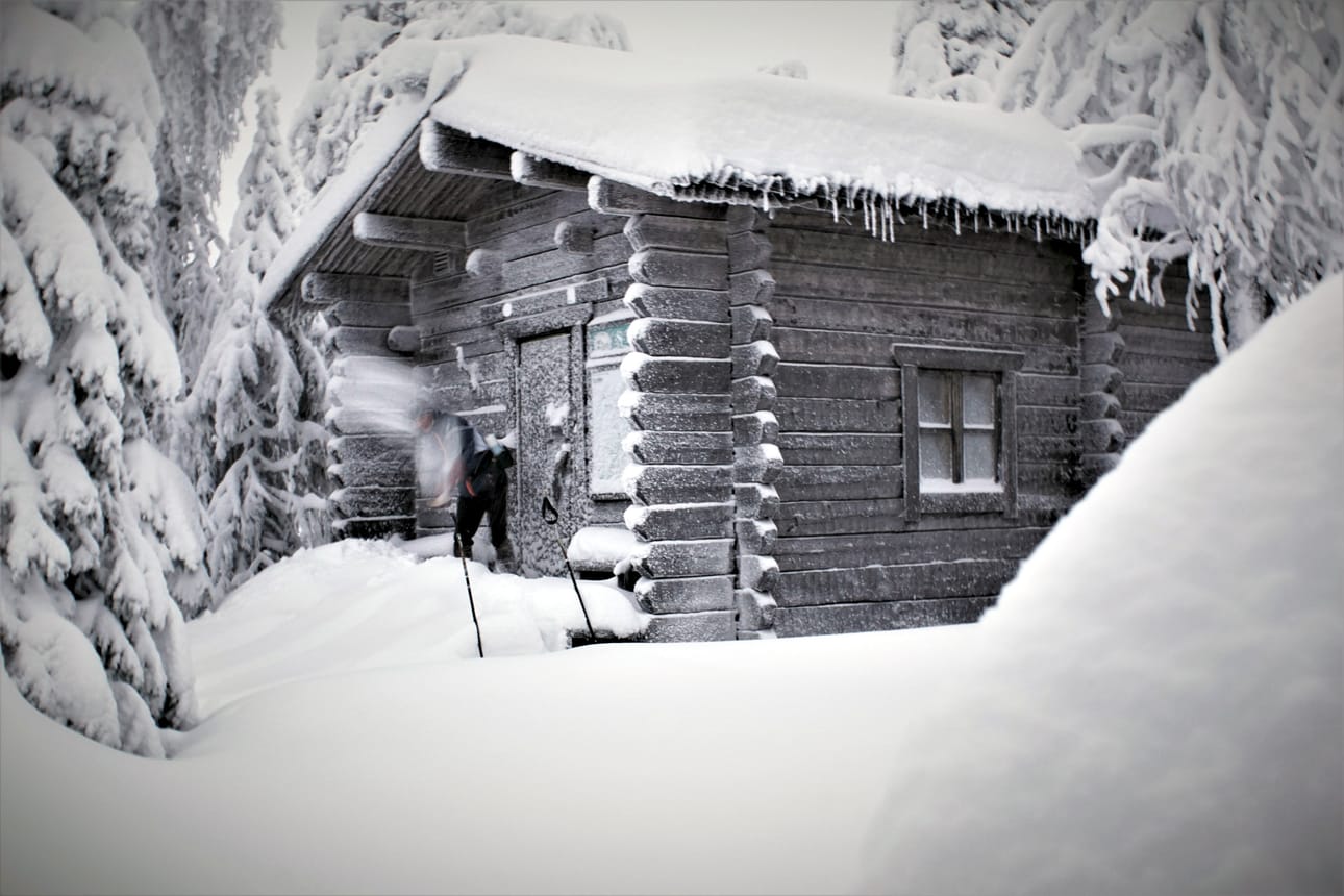 Syötteen kansallispuistossa Kumpu-Raatevaarassa on lunta lapioida asti. Tapaninpäivän epävirallinen mittaus näytti 70-80 cm lukemia.