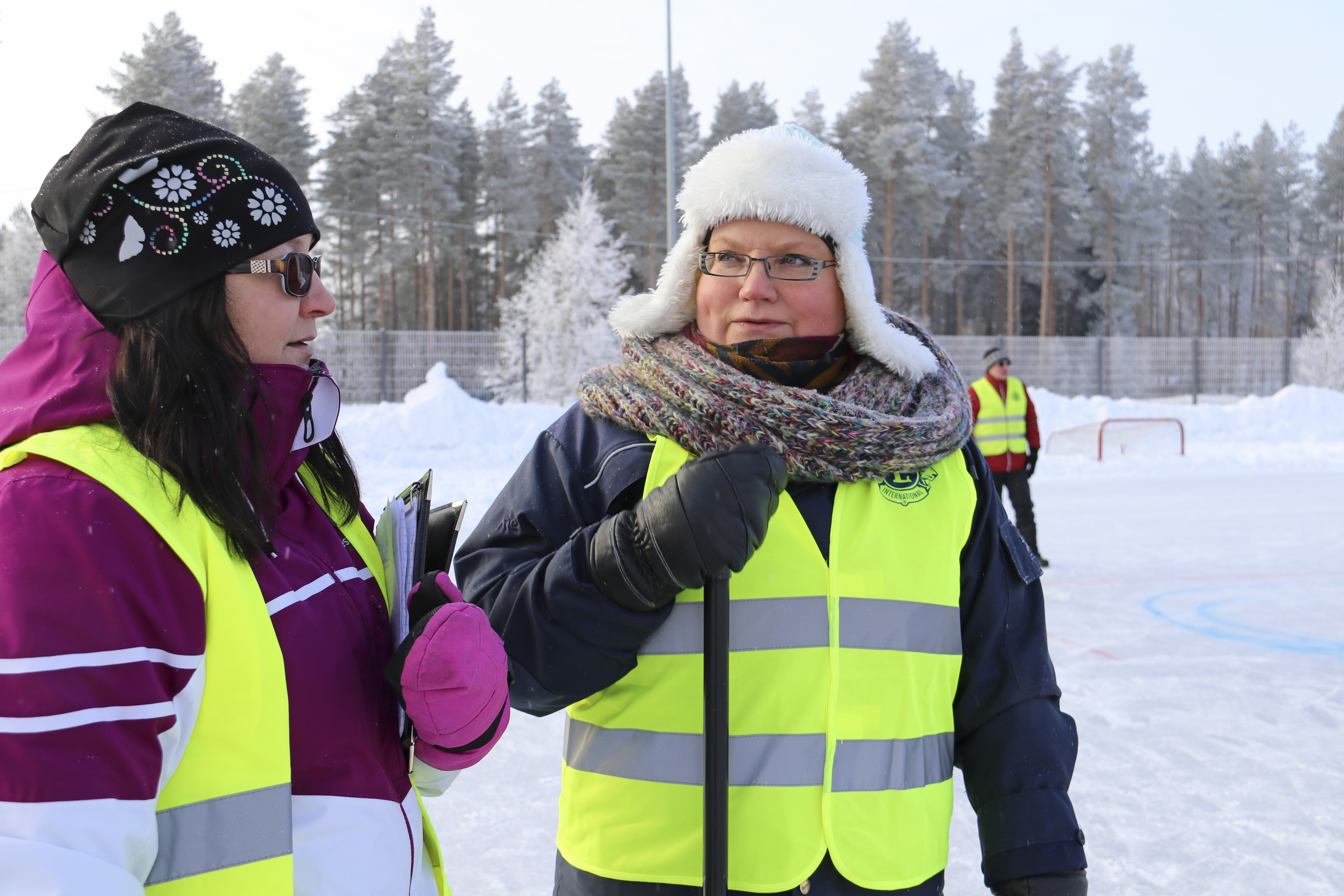 Vauhdilla yli esteiden! Helmi Heusala näytti, miten keppihevosella mennään.