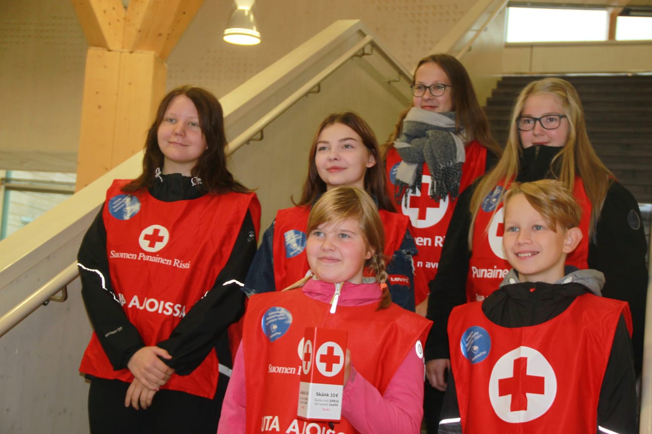 Hirsikampuksen oppilaat valmiina starttaamaan keskustaan kerätäkseen rahaa Nälkäpäivän hyväksi.