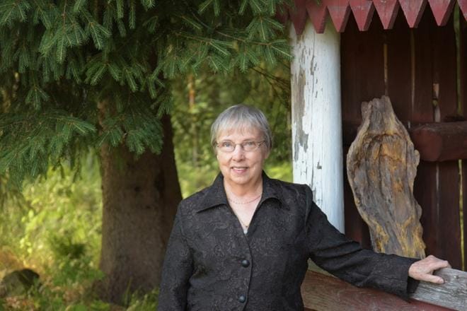 Raili Heikkilän uusimmassa kirjassa menneiden aikojen kiertävät tarinat on saatu talteen. KUVA: JUSSI RUUSKANEN