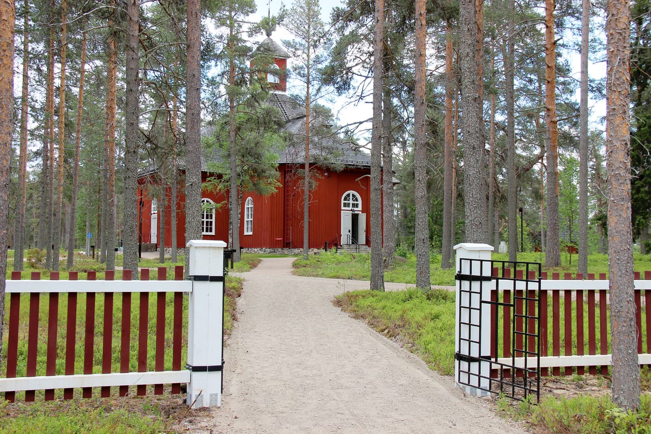 Kaavassa suunnitellaan perinnekylää, joka rakentuisi kotiseutumuseon, kirkon, hautausmaan, sekä muiden kulttuurihistoriallisten kohteiden (Riekki – Paavola, kirkon seudun aitat) ympärille toiminnalliseksi kokonaisuudeksi.
