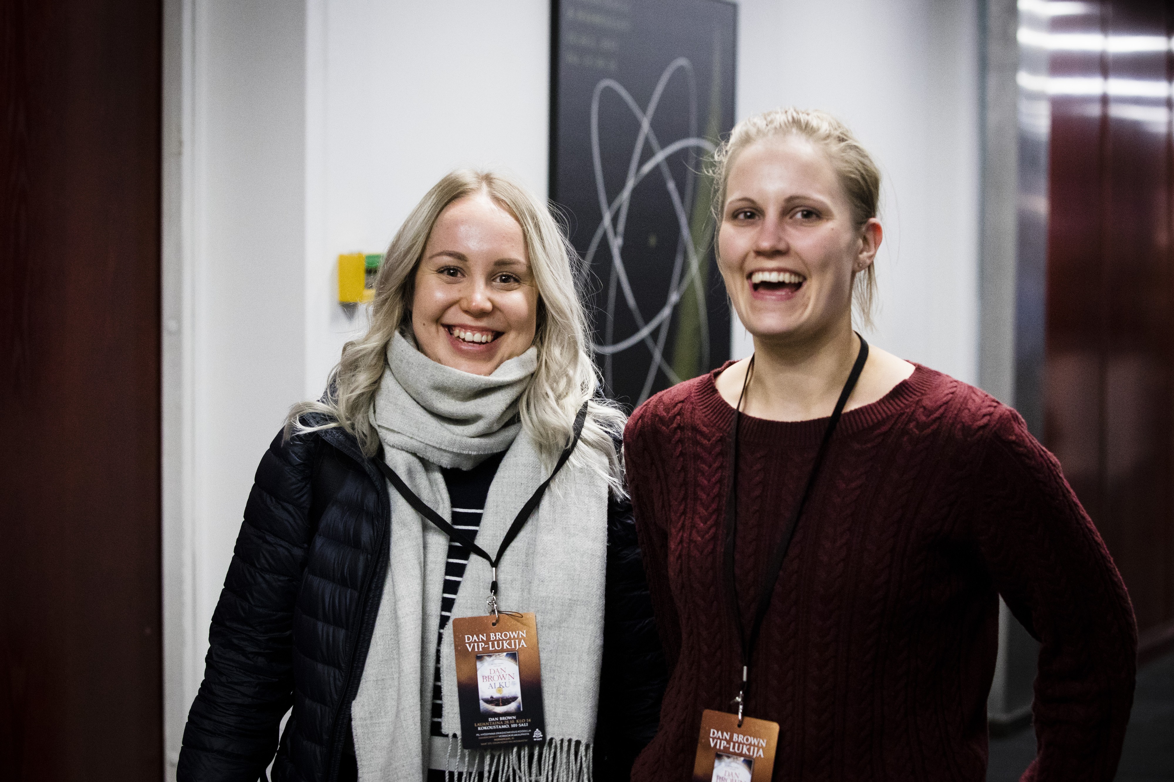 Camilla Wahlberg ja Linda Svartsjö pitävät Brownin kirjoista muun muassa siksi, koska niissä on niin paljon oikeasta elämästä tuttuja tapahtumapaikkoja.