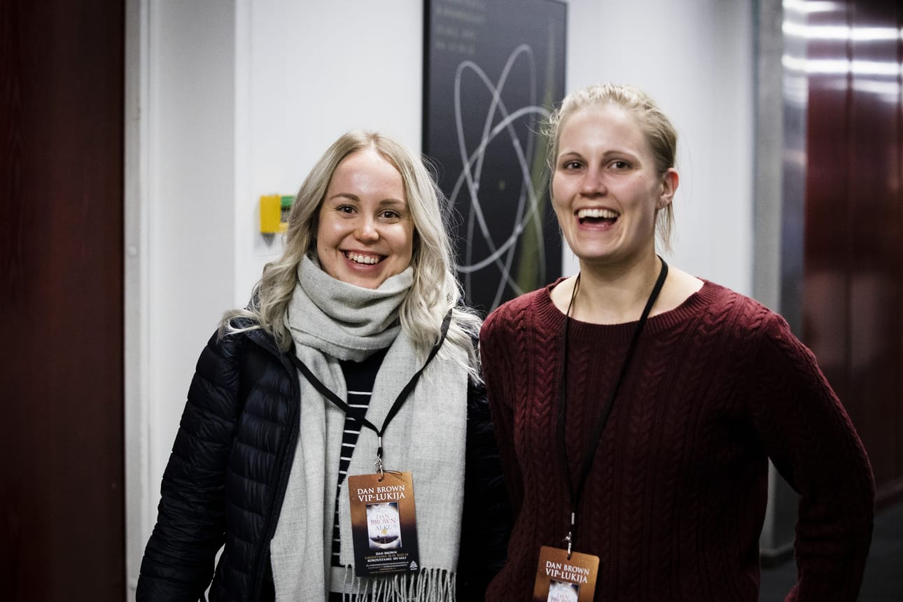 Camilla Wahlberg ja Linda Svartsjö pitävät Brownin kirjoista muun muassa siksi, koska niissä on niin paljon oikeasta elämästä tuttuja tapahtumapaikkoja.