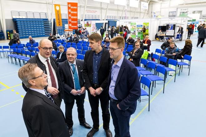 Sarka-messujen puuseminaarin alkua odotellessa kevään puukaupasta keskustelivat Keitele Forestin toimitusjohtaja Ilkka Kylävainio (vas.), MTK:n metsävaltuuskunnan puheenjohtaja Mikko Tiirola, metsäkeskuksen aluejohtaja Jorma Vierula, metsänomistaja Rami Mattila Ilmajoelta ja Metsä Groupin metsäjohtaja Juha Mäntylä. KUVA: MATTI HAUTALAHTI