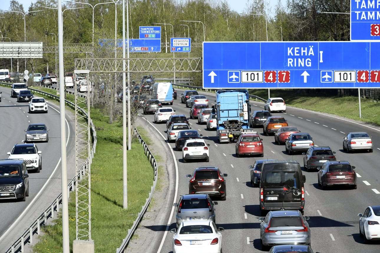 Menoliikenne jatkuu vilkkaana myös perjantaiaamuna. LEHTIKUVA / Kimmo Penttinen