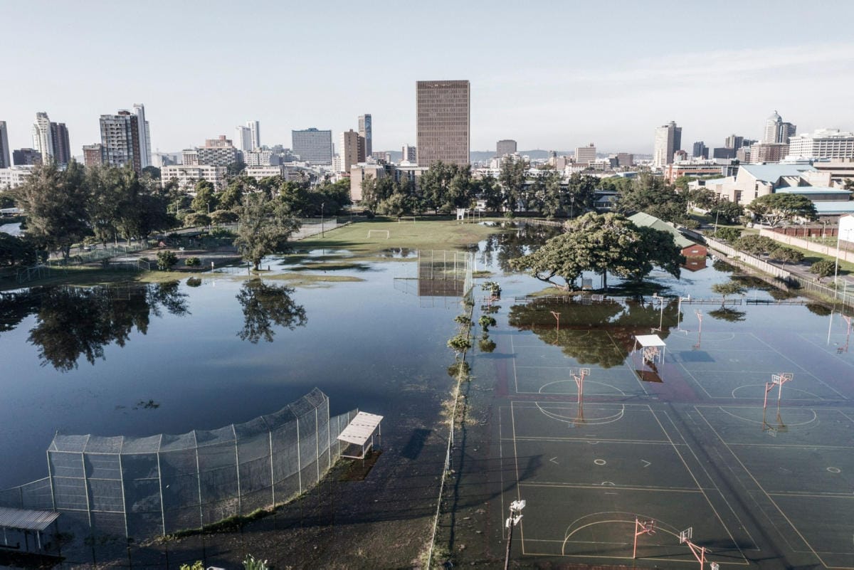 aan rannikkokaupunkiin Durbaniin iskeneessä myrskyssä tiedetään kuolleen lähes 400 ihmistä. Lehtikuva/AFP
