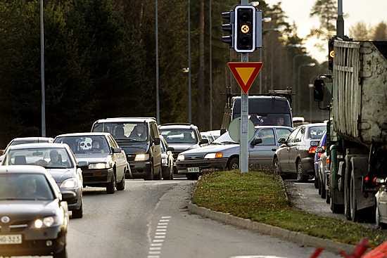 Toinen tärkeimmistä ilmastoteoista on selvityksen mukaan vähentää autoilua.