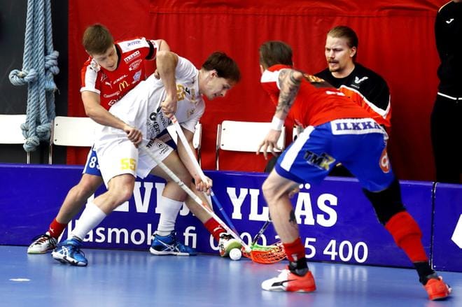 SPV:n Ville Kuusela ja Steelersin Mikko Ruokolainen ottivat mittaa toisistaan. Kuva: Jouko Hänninen