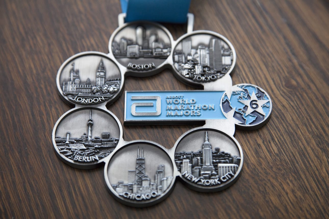 Abbot World Marathon Majors on kuuden maailman suurimman kaupunkimaratonin sarja, johon kuuluvat Tokio, Boston, Lontoo, Berliini, Chicago ja New York. Kuvassa mitali, jonka Tarja Virolainen sai juostuaan kaikki kuusi maratonia.