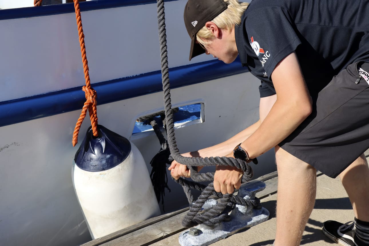 Kansimiehenä toimiva, 16-vuotias Rasmus Högströmin työnkuvaan kuuluu muun muassa köysien kiinnittäminen ja irrottaminen