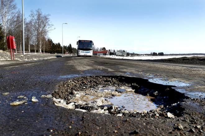 Lumen ja jään alta paljastuu näinä päivinä auton rakenteille vaarallisia vaurioita. Arkistokuva: Jouko Hänninen