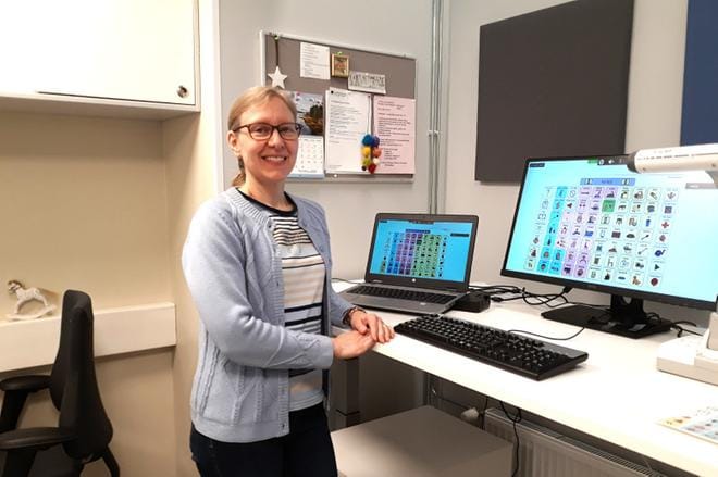 Puheterapeutti Hanna Anttila tekee töitä etänä.