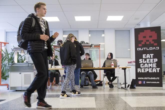 E-urheilun liiketoimintaopinnoissa opiskelijat pääsevät järjestämään Outload-kilpapelitapahtumaa Alajärvellä. KUVA: MIKKO KALIJÄRVI