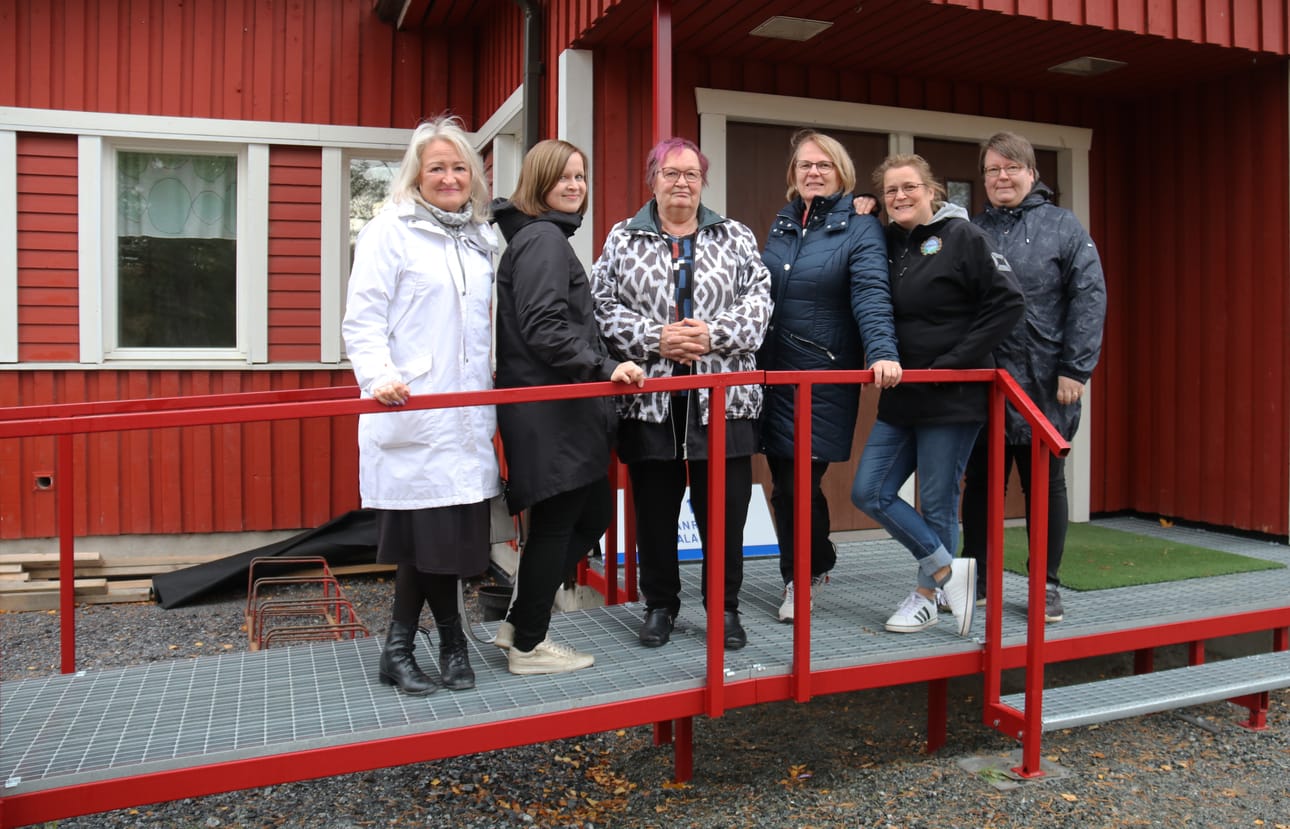Aiemmin sisälle Onnelaan mentiin kaarevia betoniportaita tai betoniluiskaa pitkin. Sirpa Lammi, Tanja Ekola, Carita Koskenmäki, Johanna Niemi, Jenni Näsi ja Marita Kunnari astelivat pari viikkoa sitten tyytyväisinä uudelle luiskalle, joka täyttää kaikki lain vaatimukset.