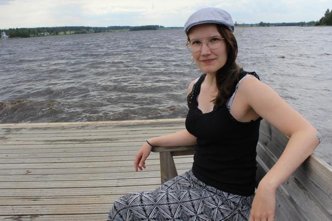 Sofia Hopiavuoren mielestä jo aivan harrastuksenakin on mukavaa puuhaa selvitellä, mistä jokin nimi on lähtöisin. KUVA: REIJO HEIKKILÄ
