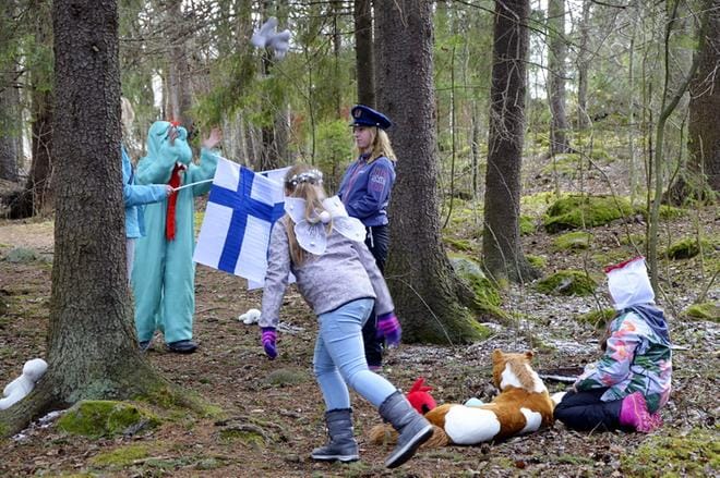 Siilit-ryhmä kuvasi Pyhän Yrjön tarinan videolle Saloveikkojen 60-vuotisjuhlaa varten. KUVAT: HANNELE YLI-VIITALA