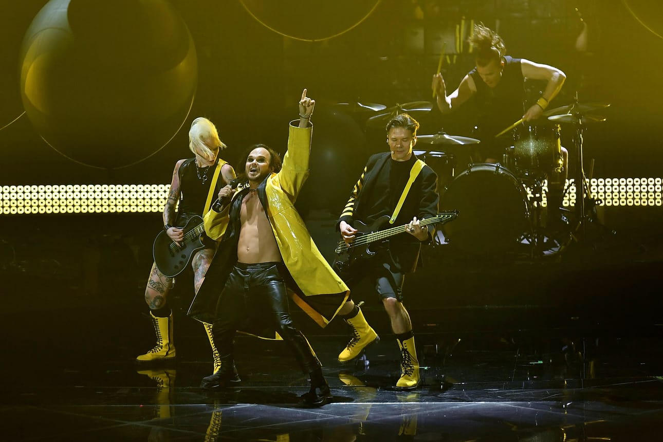 Suomen The Rasmus-yhtye esitti finaalilavalla kappaleensa Jezebel.