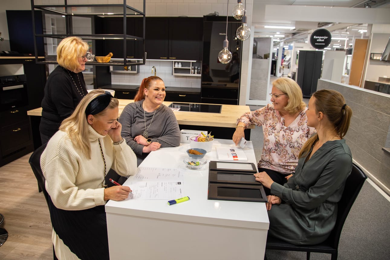 Paikallinen Keittiömaailma on toiminut Lapin pääkaupungissa jo 20 vuoden ajan. Viisihenkinen työtiimi ottaa asiakkaat vastaan 300m² näyttelytilassa Aittatiellä tai tarvittaessa etäyhteyksin.