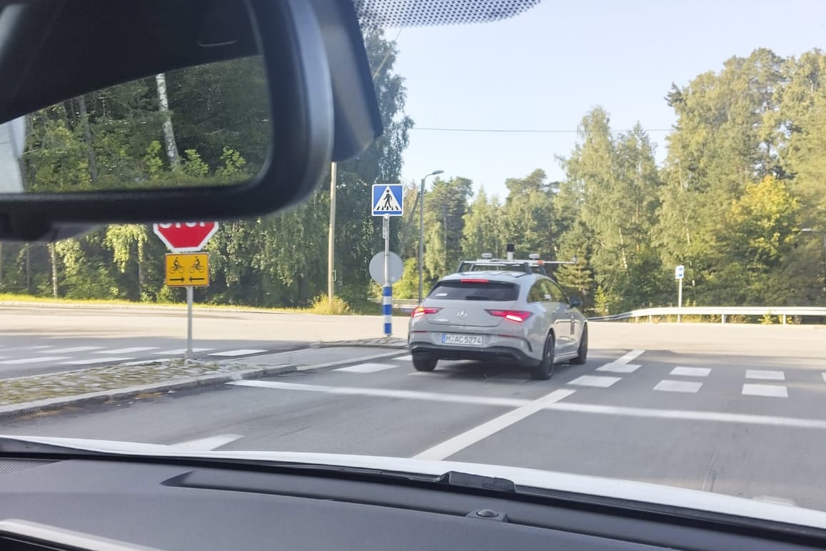 Kamera-auto on herättänyt huomiota ympäri Vaasaa. Katolla on kameroita ja todennäköisesti tutkasensoreita, joilla se havainnoi ympäristöään.
