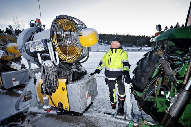Simpsiön rinteitä ryhdytään lumettamaan torstaina, jos ennustetut pakkaset toteutuvat. Maanantaina Jarmo Lahdensuo valmisteli tuliteriä lumitykkejä tositoimia varten. KUVAT: TOMI KOSONEN