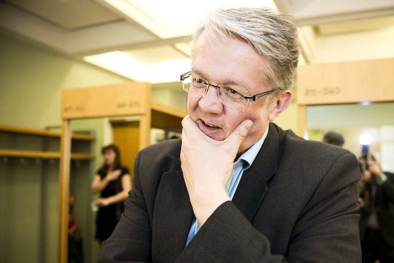 Juha Rehula vaatii kiistan osapuolia ja mediaa kiinnittämään huomionsa alkoholilain uudistamisen tärkeyteen ja lopettamaan kohkaamisen siitä, saako nelosolutta ja niin sanottuja limuviinoja myydä jatkossa ruokakaupoissa.