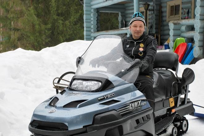 Ari Hakolan karanteeni päättyi maanantaina. Moottorikelkalla hän pitää latuja kunnossa. KUVAT: EEVA-LIISA KULJU