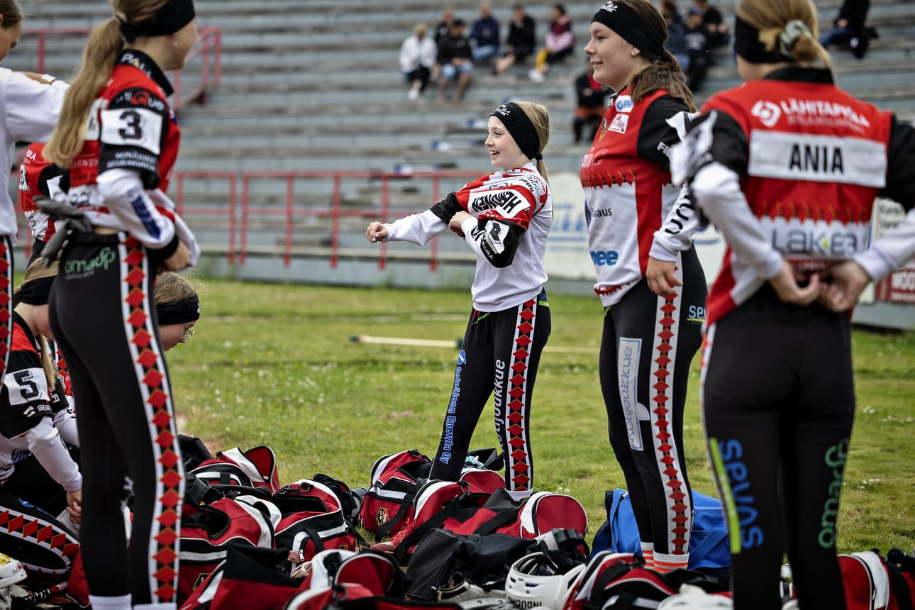 Seinäjoen Maila-Jussit valmistautui tiistaina 26.7. peliin nuorisoleirillä. 14-vuotiaalle Amanda Heimoselle (keskellä takana) tämän viikon leiri on kolmas pesäpalloleiri tänä kesänä.