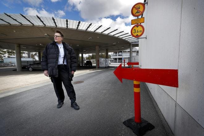 Ylilääkäri Matti Rekiaron mielestä koronarajoitteita olisi ollut syytä jatkaa kesälomakauden yli. Tulevan viikonlopun yleisötapahtumat huolettavat kummassakin sairaanhoitopiirissä. ARKISTOKUVA: KARI LÖFHJELM