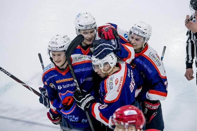S-Kiekko varmisti pysymisensä Suomi-sarjassa. Tässä riemuitaan miehissä Eppu Oksasen alivoimalla tekemää 4-1 johtomaalia. KUVA: JAAKKO ELENIUS
