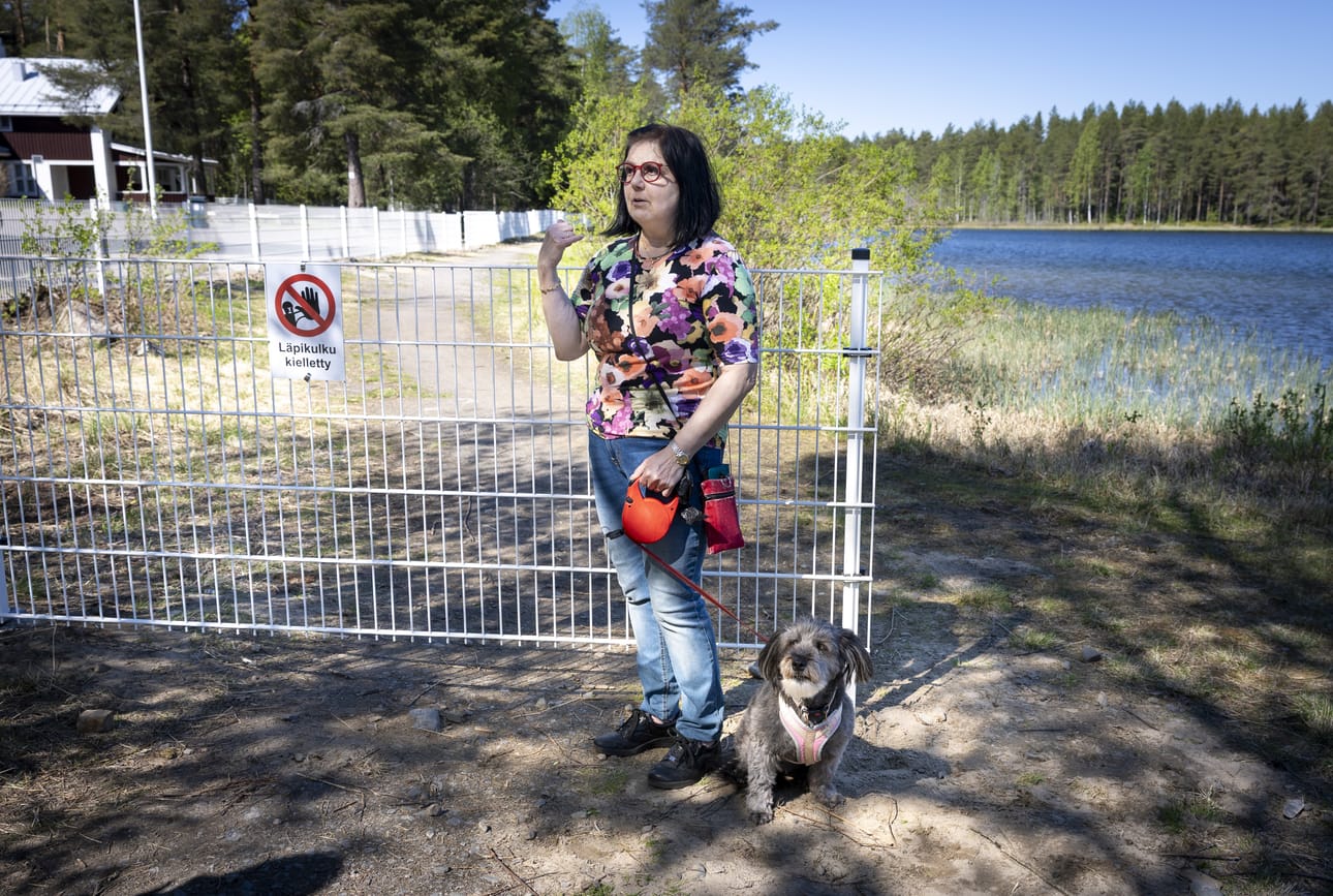Marita Ruuska kertoo asuneensa lähistöllä jo vuosia ja käyttäneensä säännöllisesti rannan vierustaa kiertävää polkua koiransa Miisan kanssa.