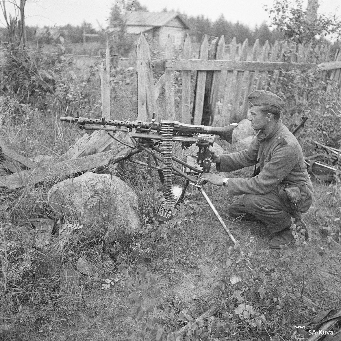 Hanhiojan taisteluasemissa saattoi aikanaan olla tällainen: saksalainen MG-34 konekivääri, joka ampui 800&ndash;900 laukausta minuutissa. Se toimi Wehrmachtin tulitukiaseena  aina vuoteen 1942, jolloin se vähitellen korvattiin nopeampaan sarjatuleen pystyvällä MG-42:lla.