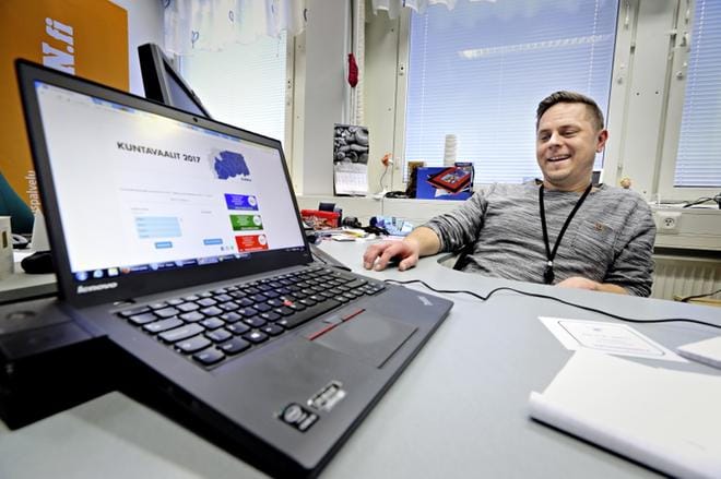 Vaalikoneen kehityksestä vastaavan tuottajan Jussi Jokipiin mukaan paikallisuus on Pohjalaisen vaalikoneen vahvuus. – Käytännössä kaikista pohjalaispaikkakunnista on kuntakohtaiset kysymykset, Jokipii toteaa. Vaalikone aukeaa maanantaina. KUVA: KARI LÖFHJELM