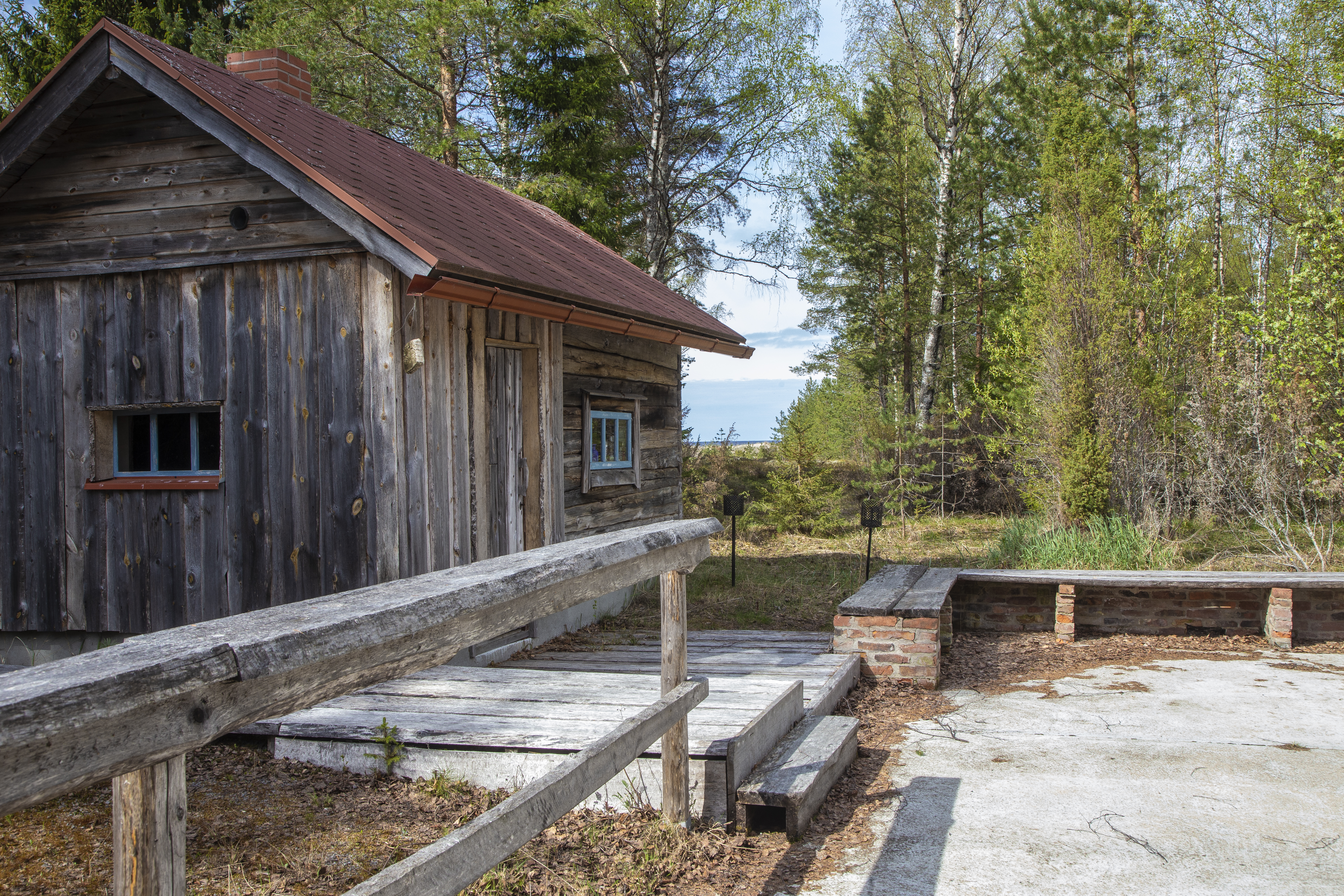 Vanha sauna on kokenut ja nähnyt paljon. Myös sen, kuinka rantaviiva vetäytyy vuosi vuodelta yhä kauemmaksi.